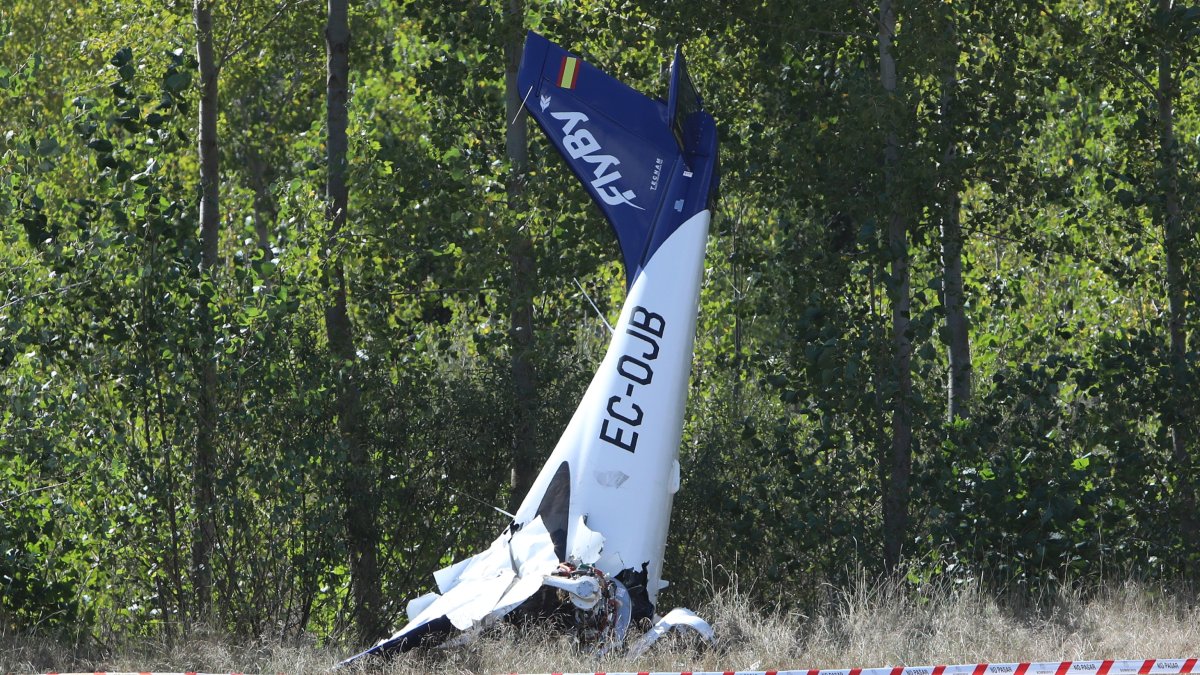 Una fallecida y un herido grave en el accidente de una avioneta en Abia de las Torres (Palencia), en la imagen la avioneta siniestrada