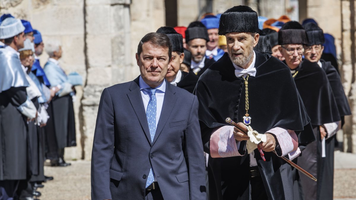 El presidente de la Junta, Alfonso Fernández Mañueco, y el rector de la UBU, Manuel Pérez Mateos.