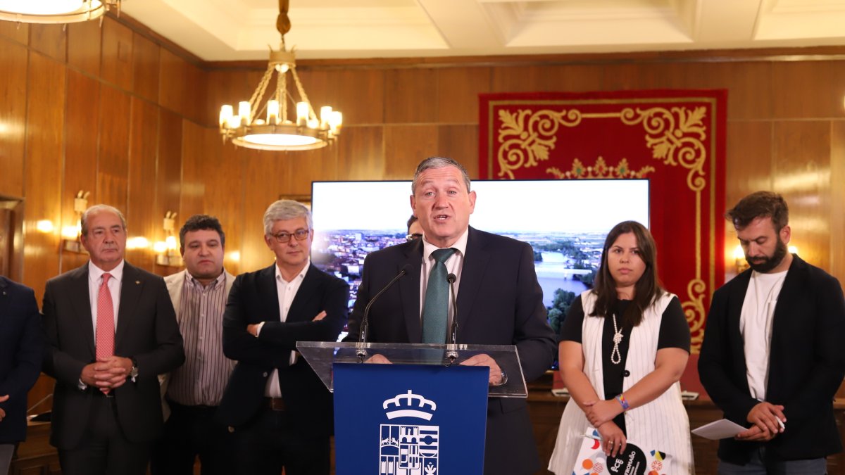 El presidente de la Diputación de Zamora, Javier Faúndez , y la presidenta de la presidenta del Patronato de la Fundación Escuela Internacional de Industrias Lácteas, Sara Fregeneda, hacen balance de la II Feria Internacional del Queso de Zamora ‘Fromago Cheese Experience’.