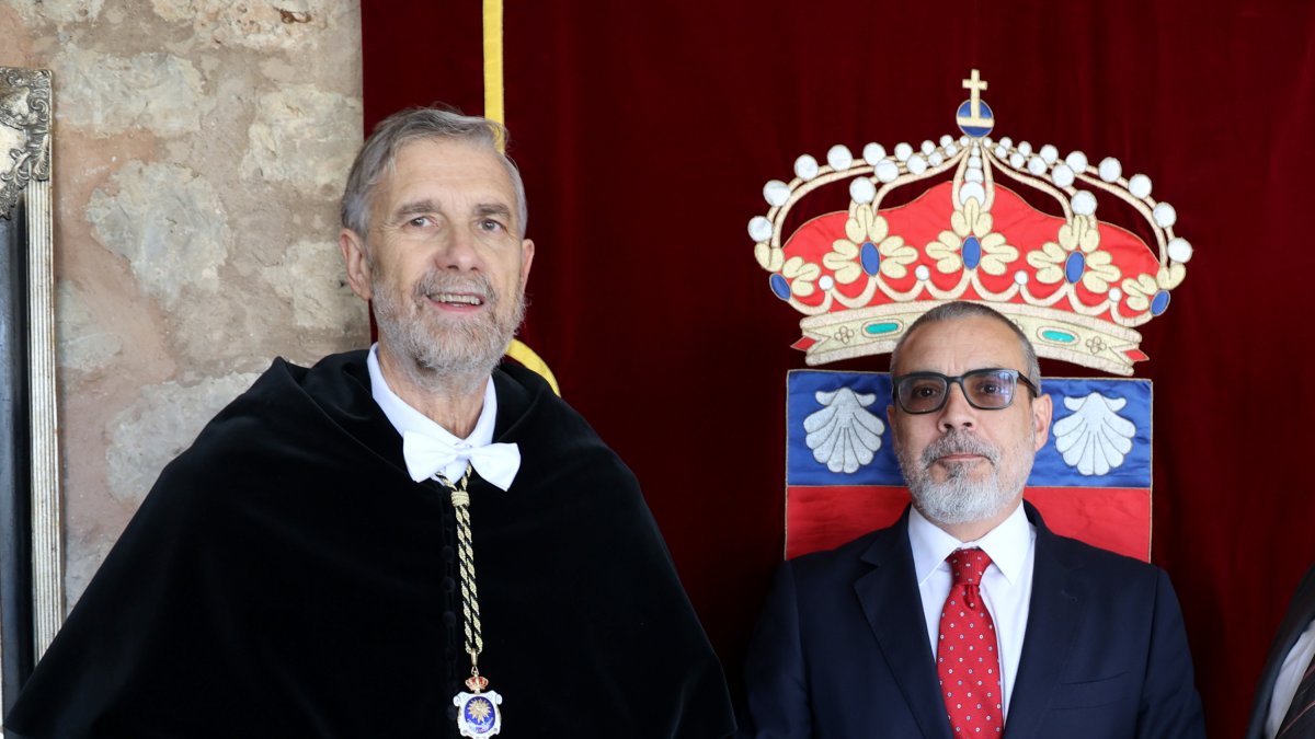 El rector, Manuel Pérez Mateos, y el responsable de relaciones institucionales de Michelin Aranda, Julián Picapiedra.
