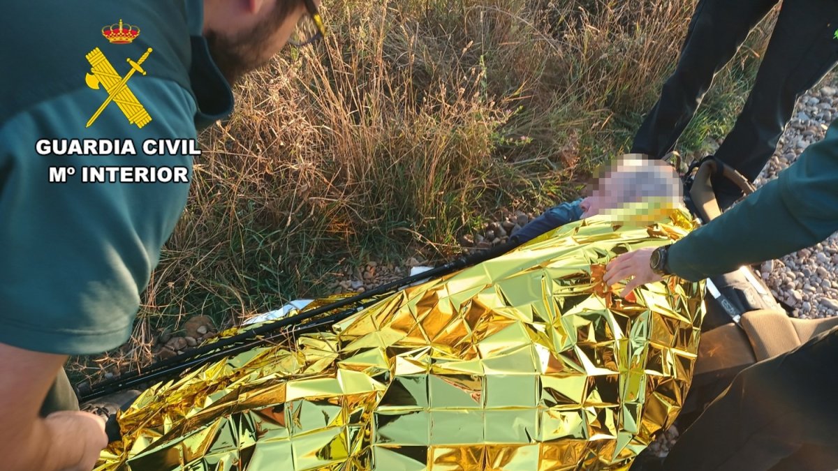 La Guardia Civil de Burgos asiste a un peregrino canadiense en el Camino de Santiago.