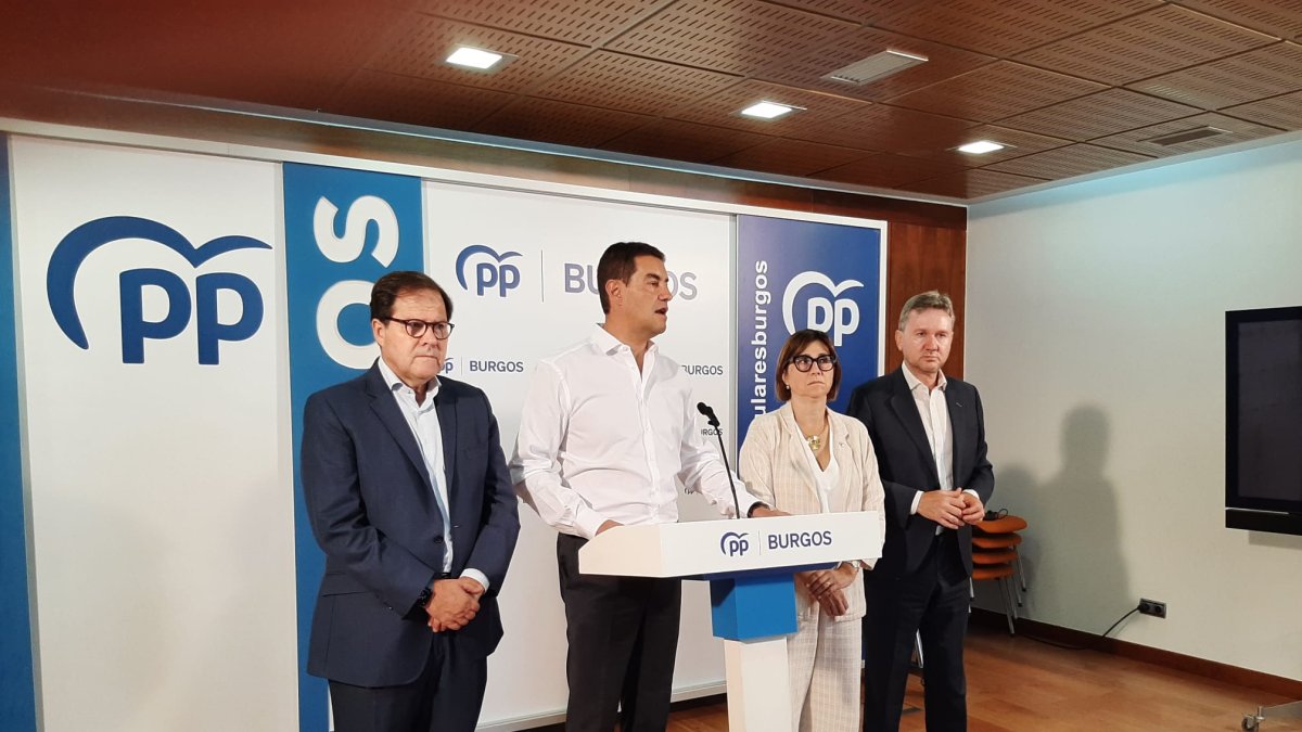 Los parlamentarios 'populares' Salvador de Foronda, Ángel Ibáñez, Raquel González y Javier Lacalle.