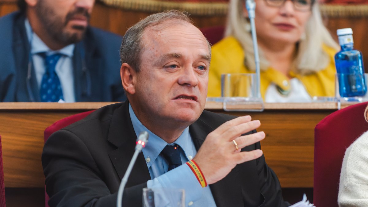 Fernando Martínez-Acitores, portavoz municipal de Vox, en el Pleno del Ayuntamiento de Burgos.