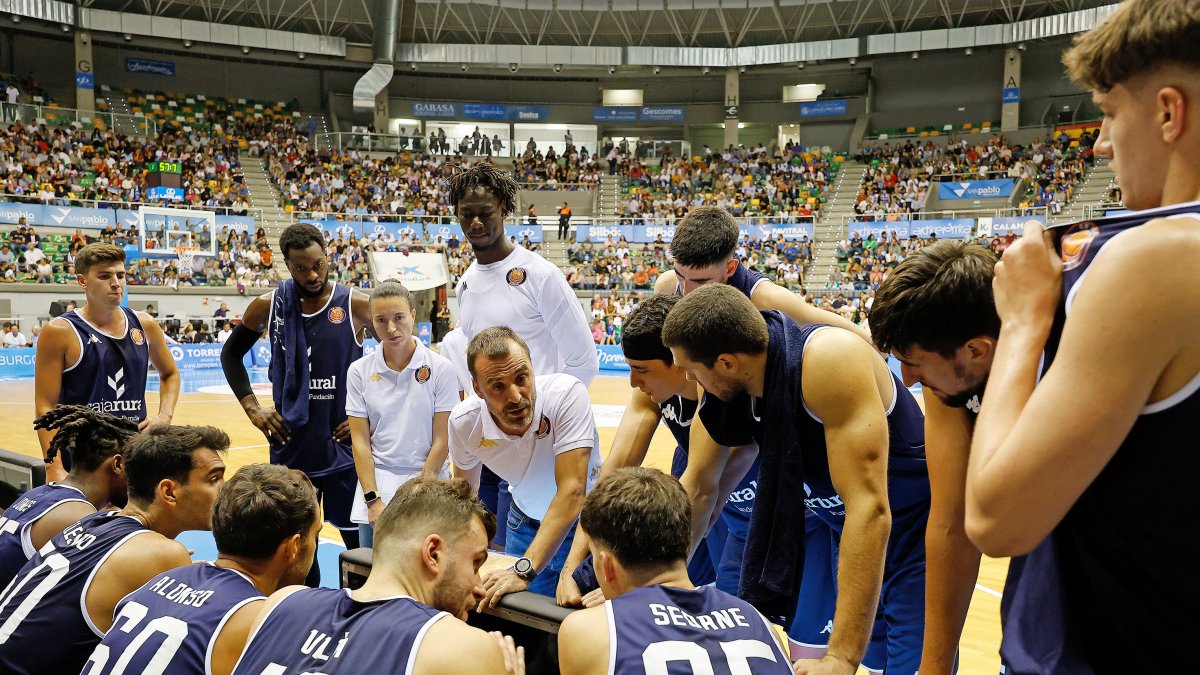 Salva Camps da instrucciones a sus jugadores.