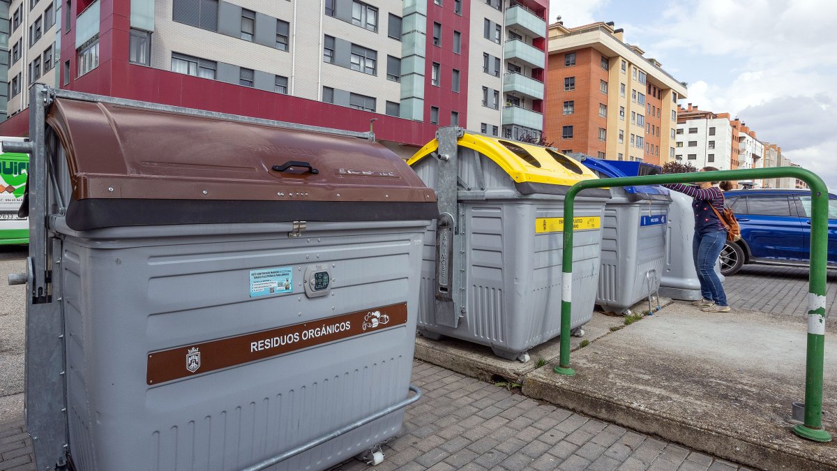 Isla de contenedores de basura con el de materia orgánica en primer término.