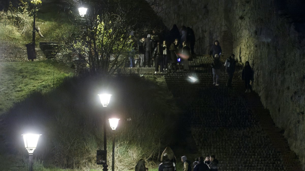 Jóvenes de botellón junto a las escaleras de San Esteban.