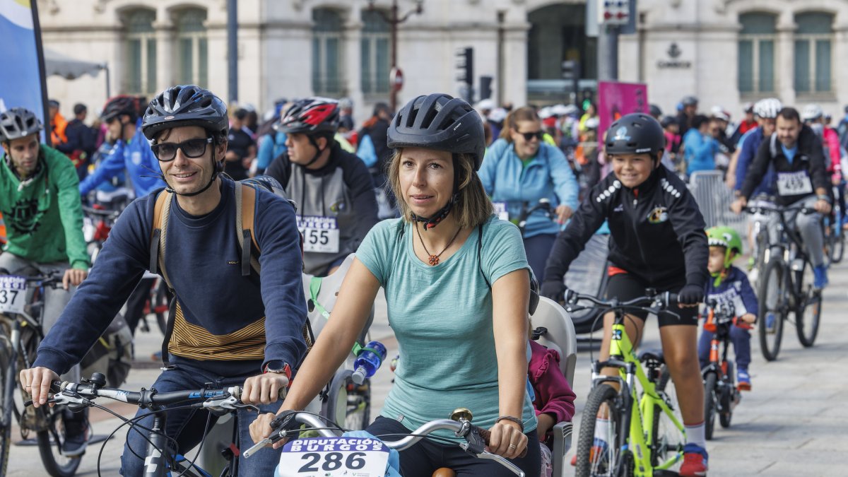 Los participantes, a la salida de la marcha, en el paseo de la Sierra de Atapuerca, en Burgos.