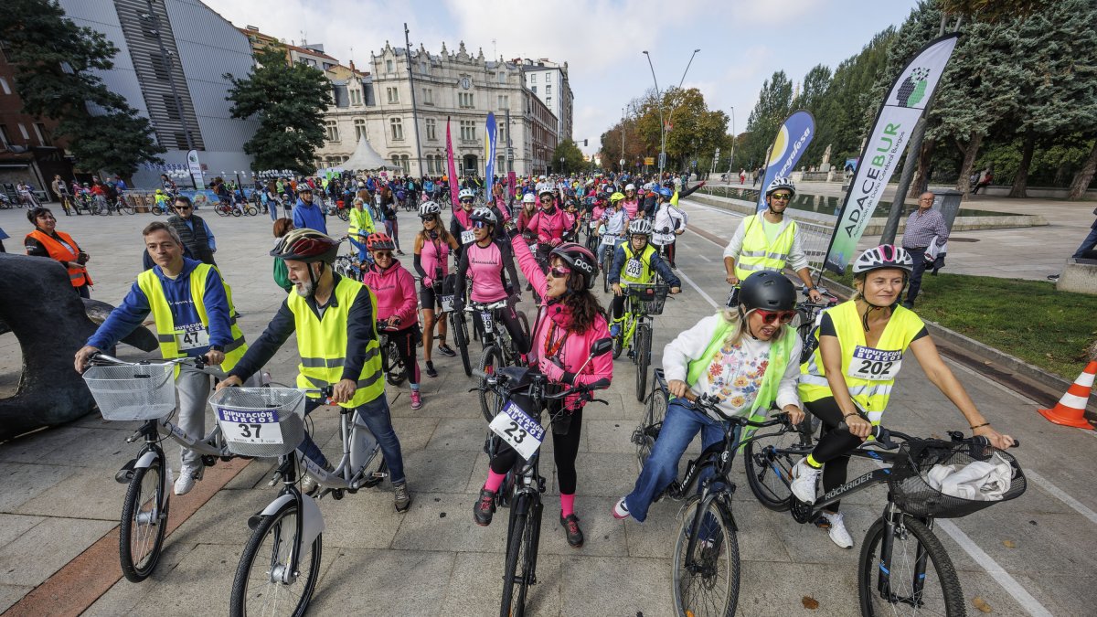 Los participantes, a la salida de la marcha, en el paseo de la Sierra de Atapuerca, en Burgos.