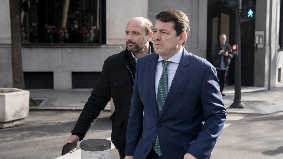 Archivo - El presidente de la Junta de Castilla y León, Alfonso Fernández Mañueco (d), a su llegada a la Junta Directiva Nacional del Partido Popular, en la sede de Génova, a 29 de enero de 2024, en Madrid (España). Durante el encuentro, han analizado la