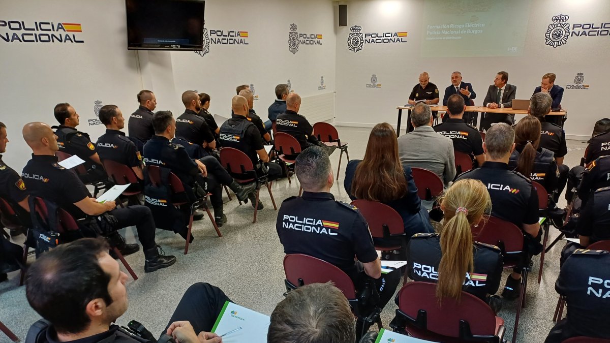 La distribuidora de Iberdrola, i-DE, a través de sus expertos técnicos y personal de prevención, organizó esta jornada dirigida a 30 efectivos de las Fuerzas de Seguridad del Estado.