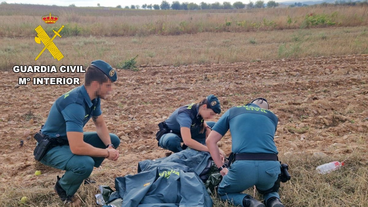 Los agentes atienden a la anciana que llevaba desaparecida varias horas.