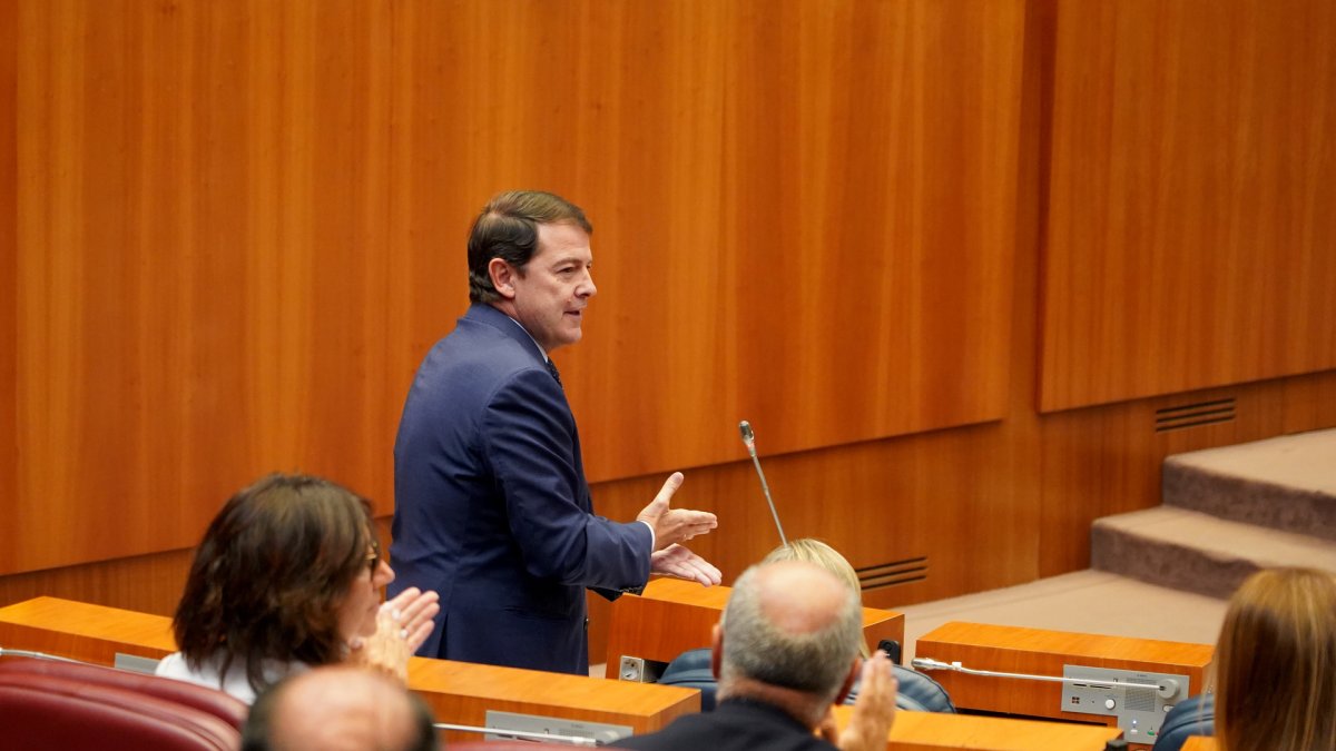 El presidente de la Junta, Alfonso Fenández Mañueco, durante el Pleno de las Cortes de Castilla y León