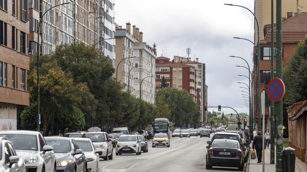 La avenida Constitución perderá un carril para los vehículos, en sentido hacia Logroño, en beneficio de los ciclistas.