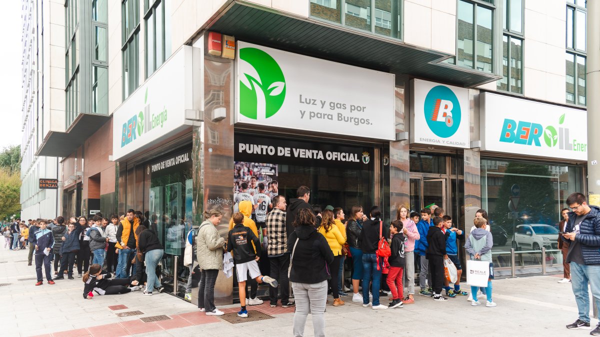 Cola para conseguir un autógrafo de David González y Sancris.