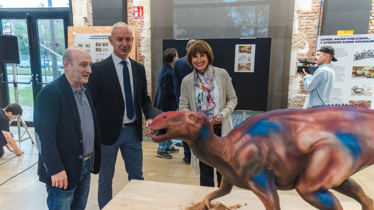 Jordi Rovira y el vicerrector de investigación, José Miguel García Pérez, y la alcaldesa de Salas, Ada Marcos, frente a la reproducción de Iguanodón.