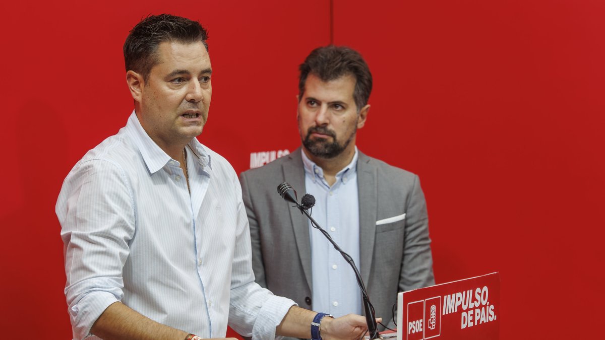 Daniel de la Rosa y Luis Tudanca, en la sede del PSOE de Burgos.