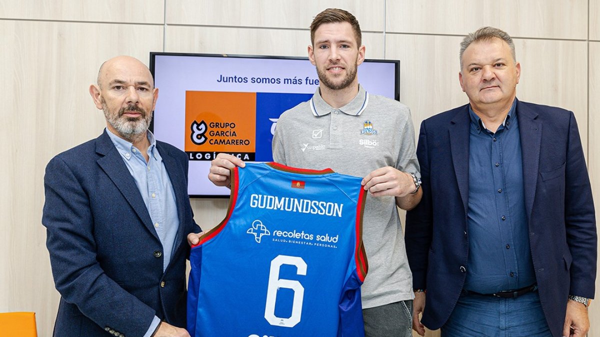 Axel se presentó en la sede de Grupo García Camarero.