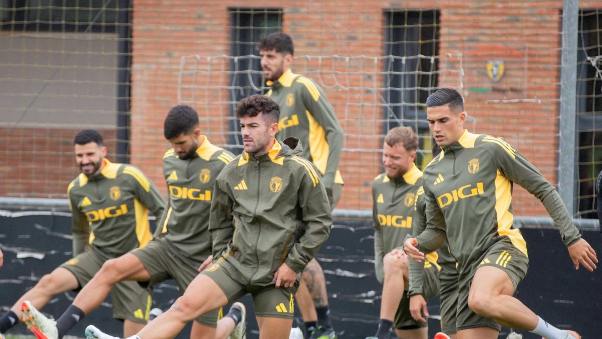 Curro Vázquez, en el centro, realizando estiramientos en el entrenamiento del miércoles en Castañares en el que acabó lesionado.