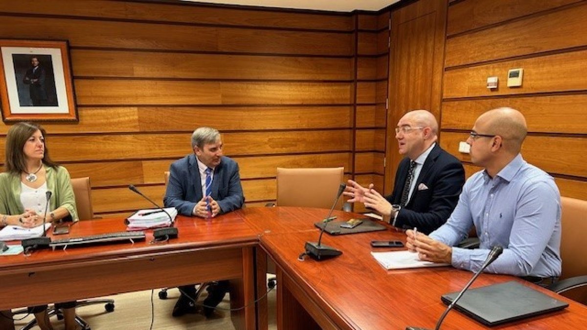 El consejero de Movilidad se compromete a mantener el convenio que bonifica las tarifas de AVE en Cyl .