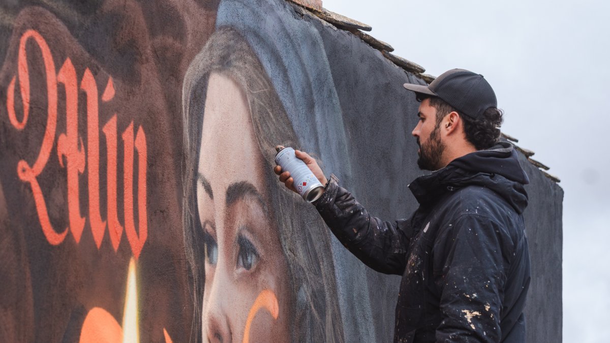 Christian Sasa da los últimos retoques al mural dedicado a Doña Jimena, en el barrio de Cortes.