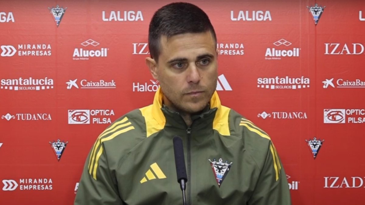 Lisci, en su comparecencia en la previa del CD Mirandés vs SD Huesca.