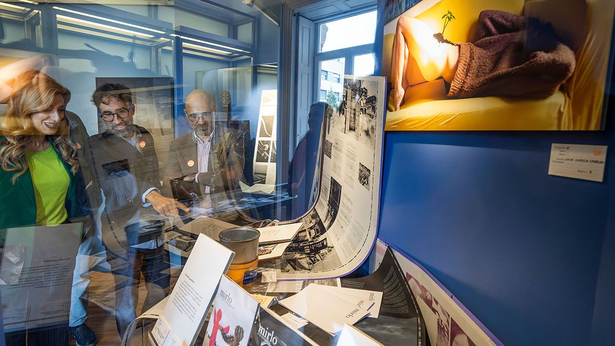 La viceconsejera Mar Sancho atiende a las explicaciones de Asís G. Ayerbe (centro) y Óscar Esquivias durante la visita a la exposición.