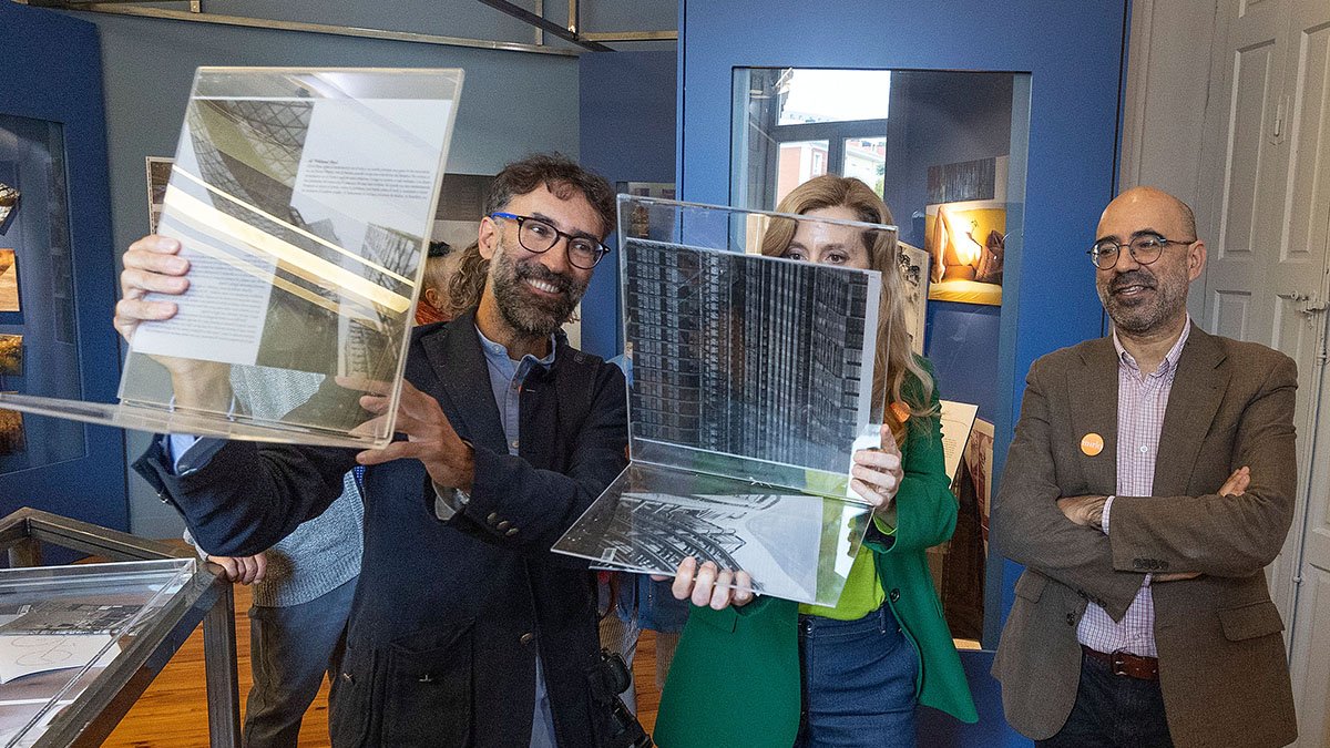 Mar Sancho observa junto a Ayerbe (derecha) y Esquivias páginas del nuevo número de la revista Mirlo, impresa en papel vegetal semitransparente, que homenajea a Londres.