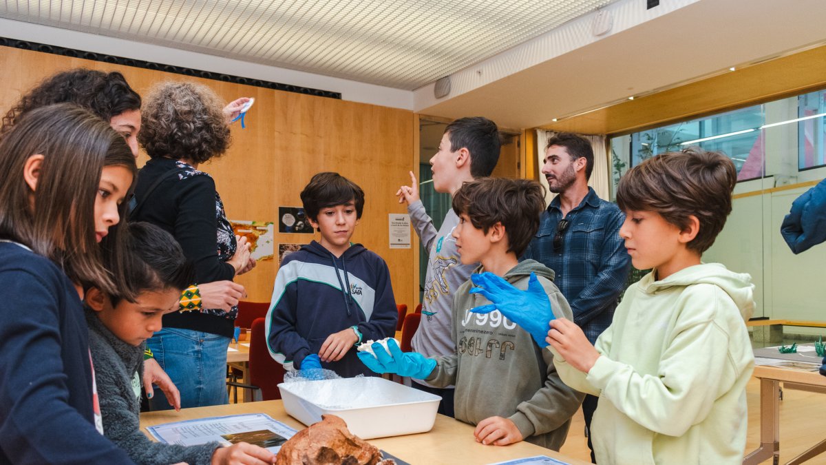 Los más pequeños, guantes en mano, se han convertido en investigadores por un día.