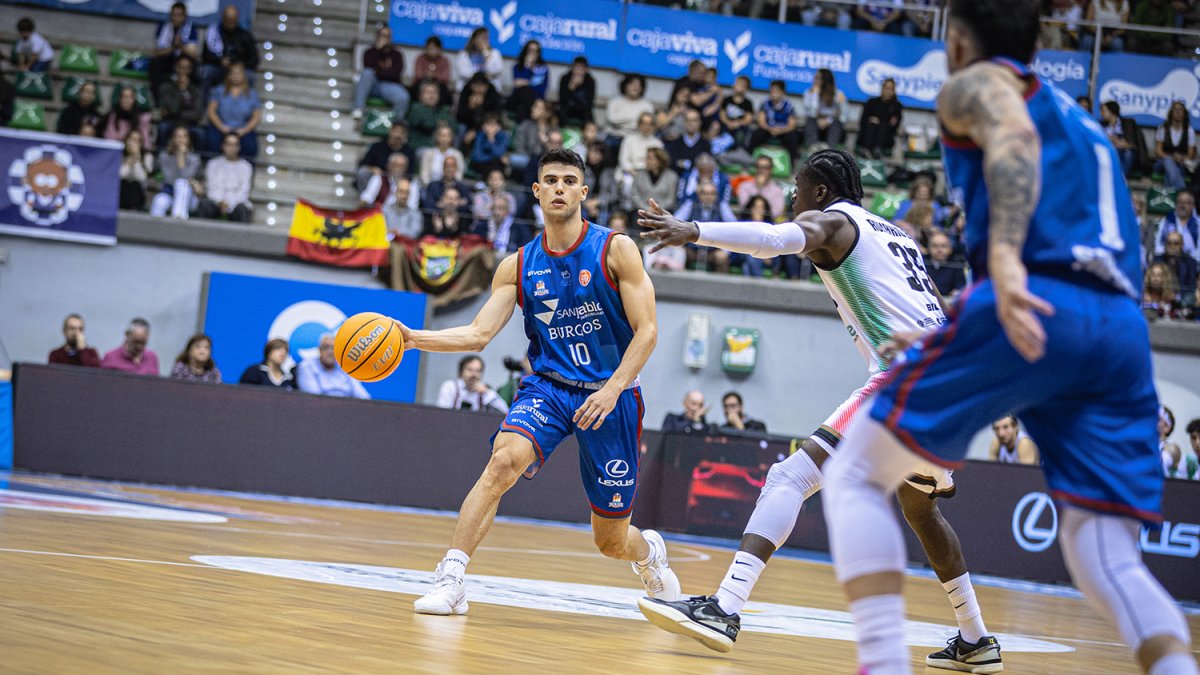 Gonzálo Corbán con la pelota en el Coliseum.