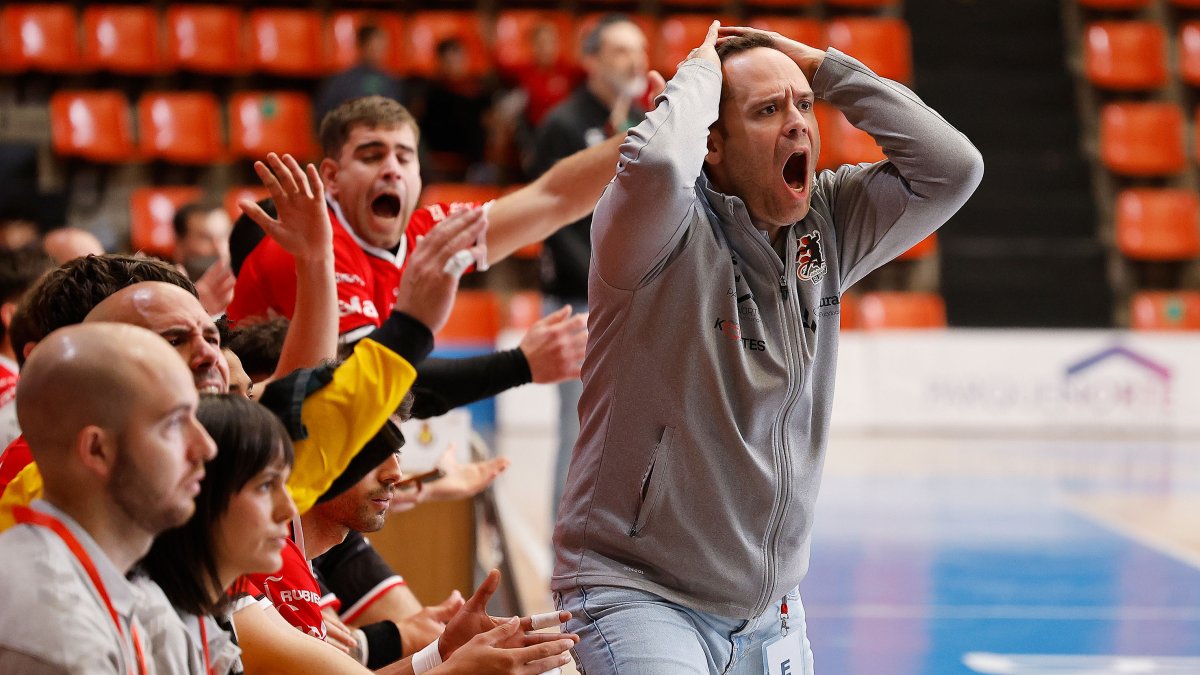 El banquillo burgalés reacciona ante una de las jugadas del partido.