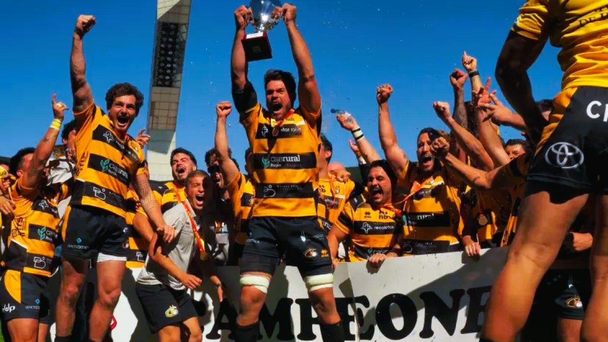 Johan Wagenaar levanta la copa rodeado de sus compañeros del Recoletas Caja Rural Burgos.