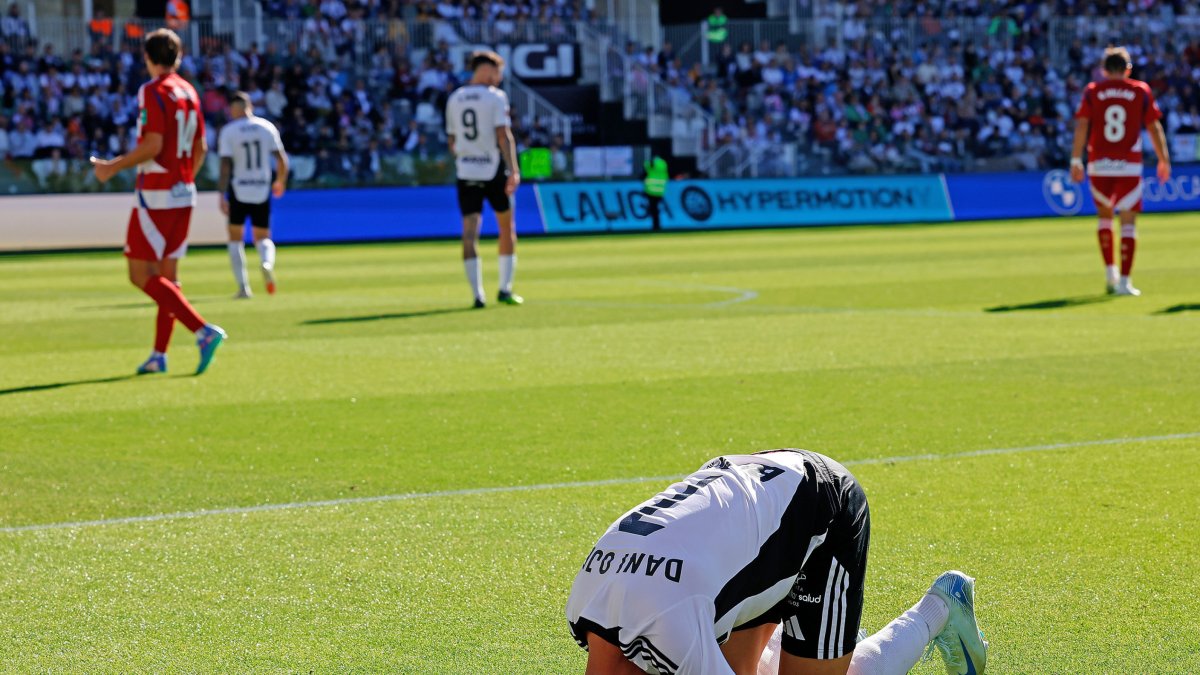Dani Ojeda se lamenta acuclillados en el césped.