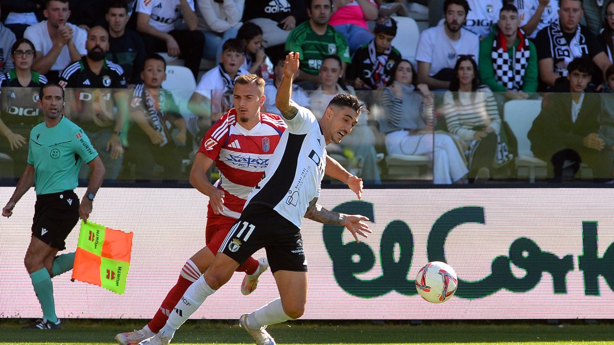 Álex Sancris, apunto de irse al césped.