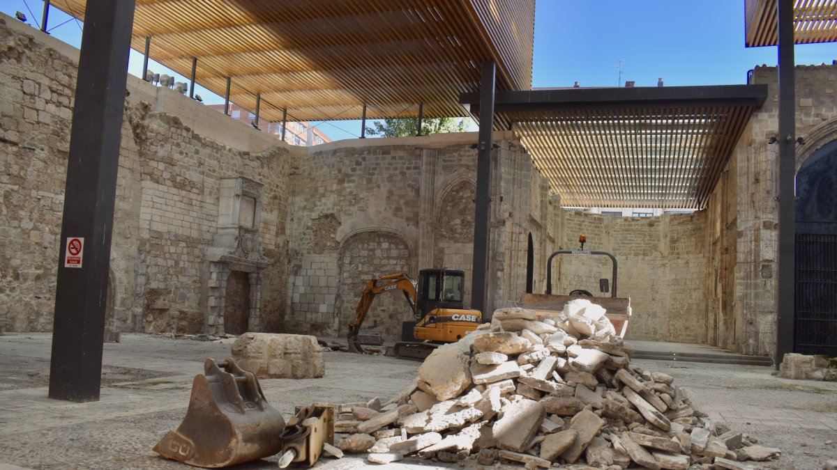 Ayer comenzaron las catas arqueológicas en la zona. Una vez acaben, las máquinas no regresarán a la iglesia de San Juan hasta febrero de 2025.