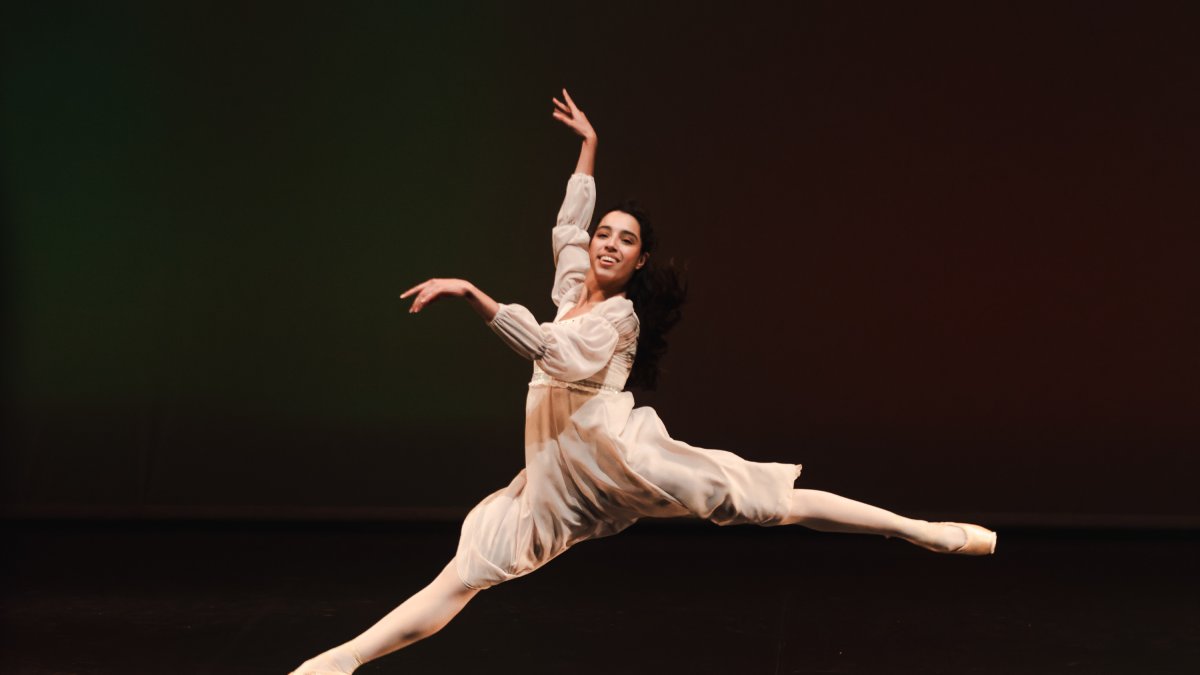 Ana Torrequebrada durante su intervención en el inicio del curso ante los nuevos alumnos de danza.