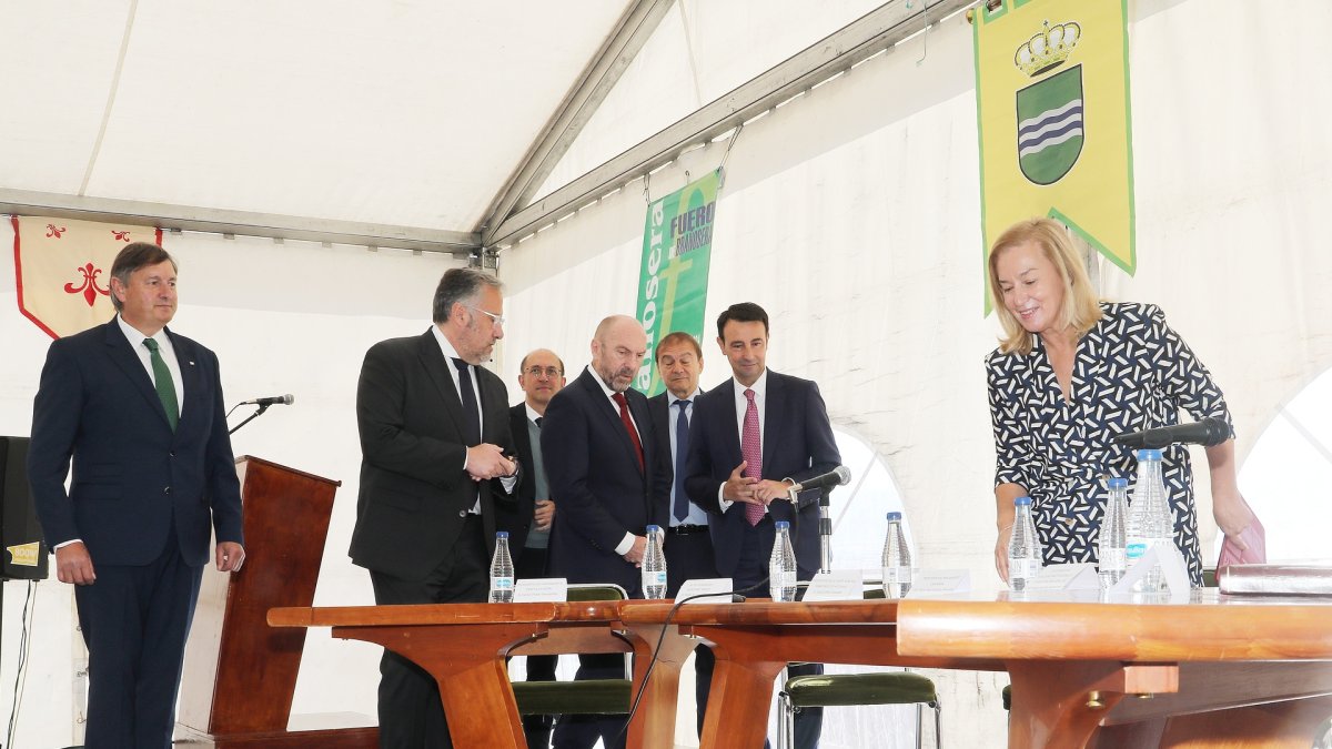 Brañosera (Palencia) conmemora el 1.200 aniversario de su Fuero con un acto de exaltación al que acuden autoridades de las comunidades autónomas de Cantabria, Asturias, País Vasco, Galicia y Castilla y León, entre las que se encuentran el presidente de las Cortes de Castilla y León, Carlos Pollán; y el viceconsejero de Relaciones Institucionales y Administración Local, José Miguel de Elías Hernández; junto al representante de Euskadi, Mikel Torres; de Asturias, Juan Cofino; de Cantabria, María José González; de Galicia ,Anxo Manuel Lorenzo; y el alcalde, Jesús Mediavilla