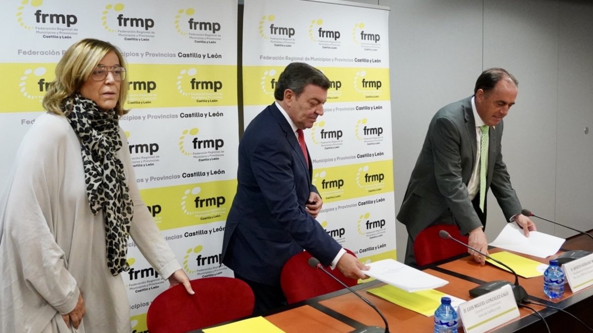 El consejero de la Presidencia, Luis Miguel González Gago, comparece en la constitución de la Comisión de Trabajo de Diputaciones y Entidades Locales de la Federación Regional de Municipios y Provincias (FRMP)