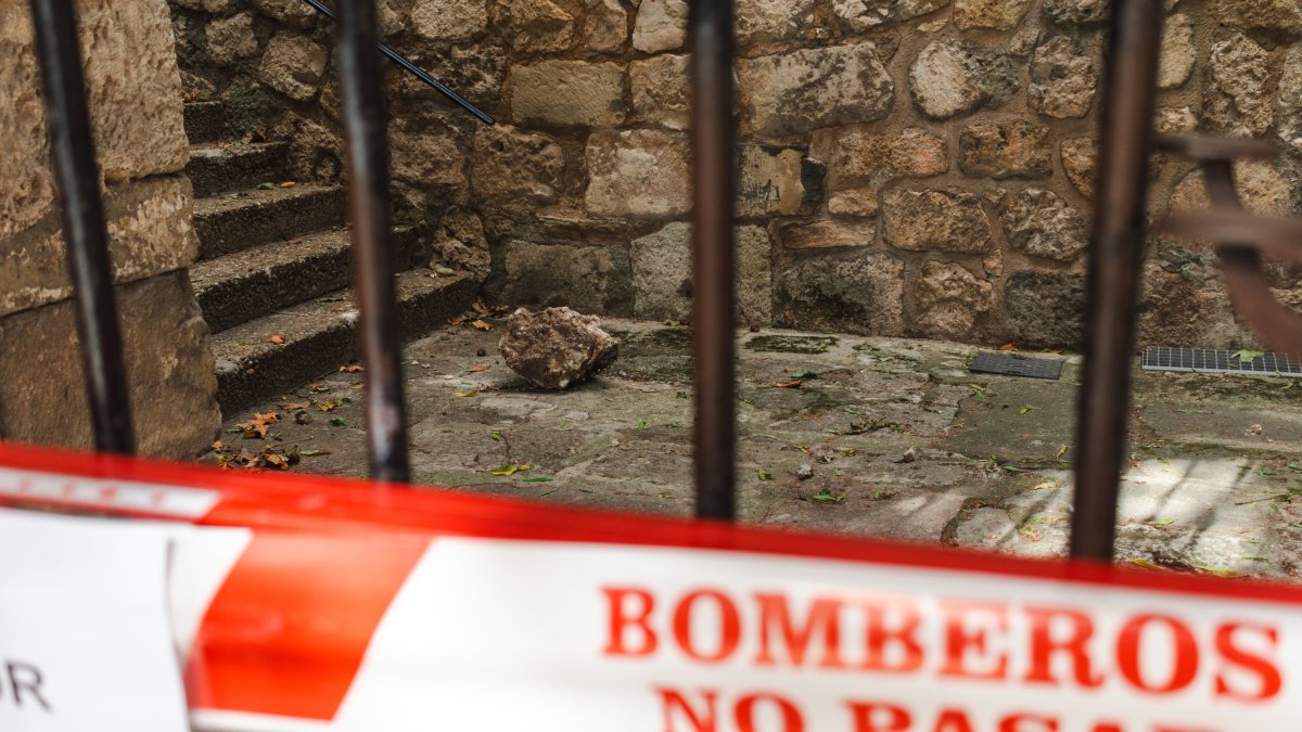 El tamaño de las piedras desprendidas da muestra del peligro que entraña el deterioro de la muralla en este punto. De ahí que los bomberos optarán por cerrar el paso.