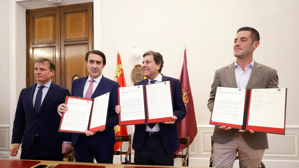 Borja Suárez, los consejeros Juan Carlos Suárez-Quiñones y Carlos Fernández Carriedo y Raúl Guantes, alcalde de Melgar.