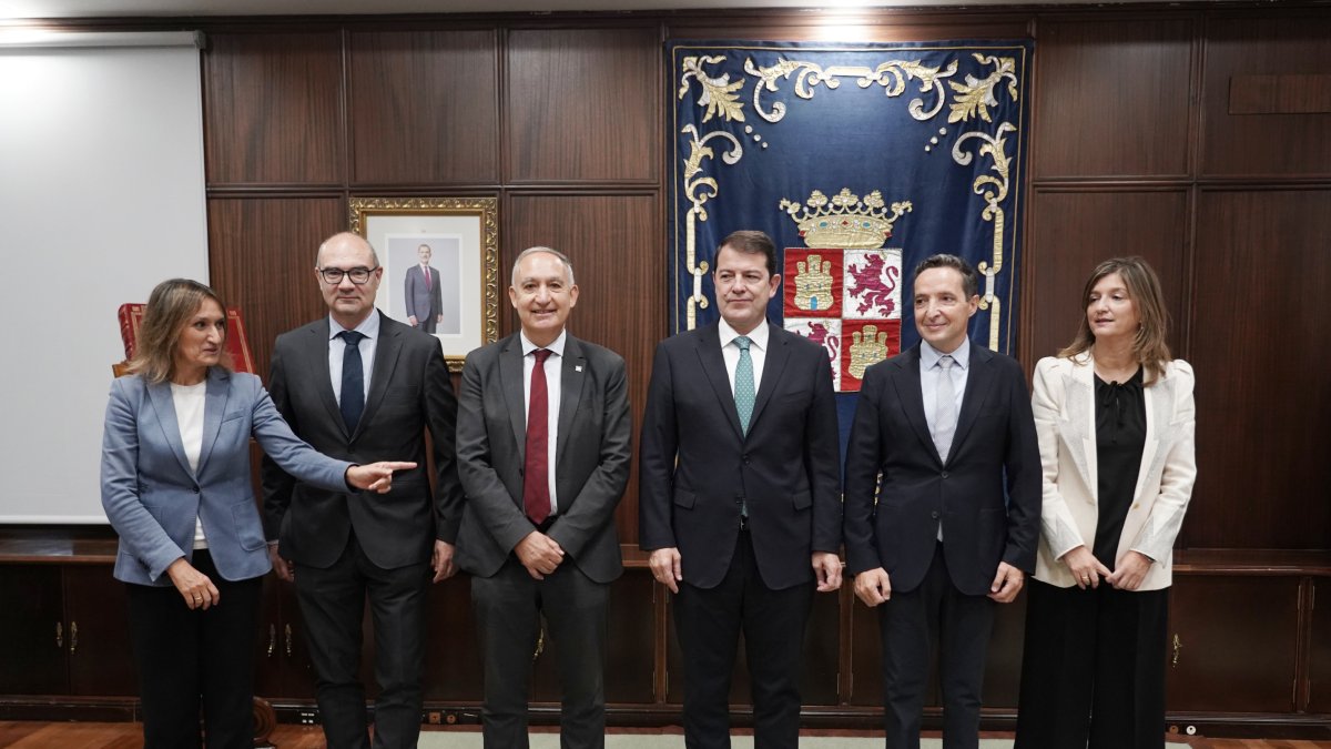 El presidente de la Junta de Castilla y León, Alfonso Fernández Mañueco, mantiene un encuentro con los rectores de las universidades públicas de la Comunidad.