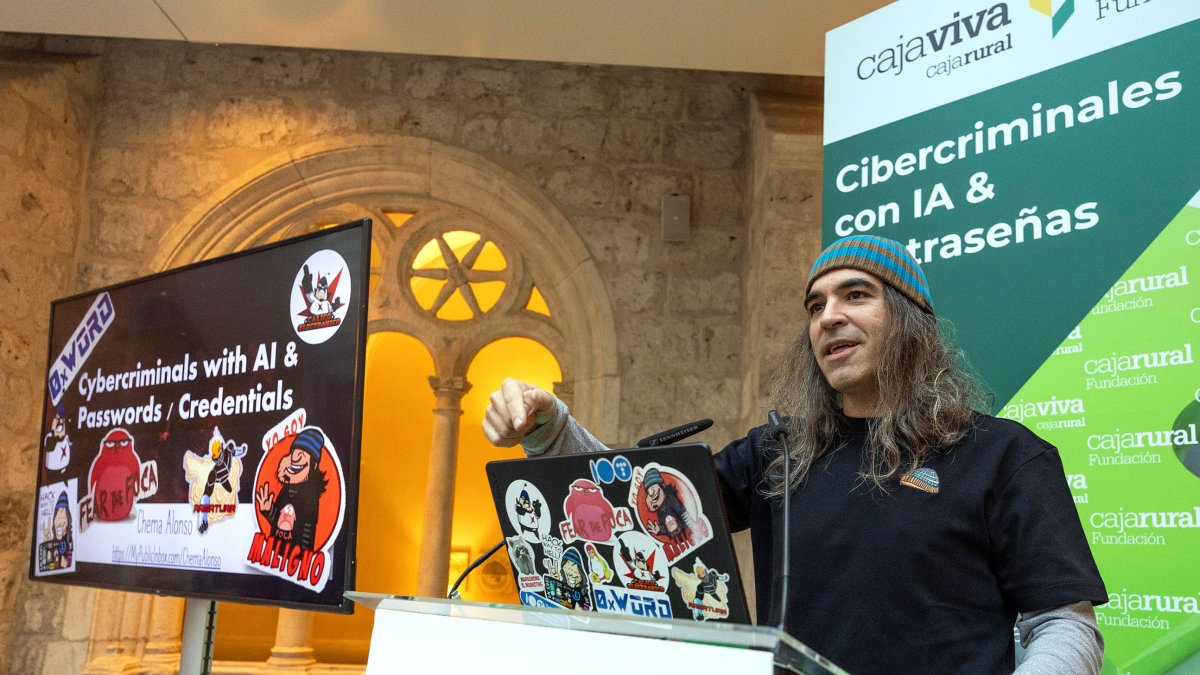 Chema Alonso, el 'hacker' de Telefónica, en la Mesa de Actualidad Empresarial de Cajaviva y la Fundación Caja Rural de Burgos.