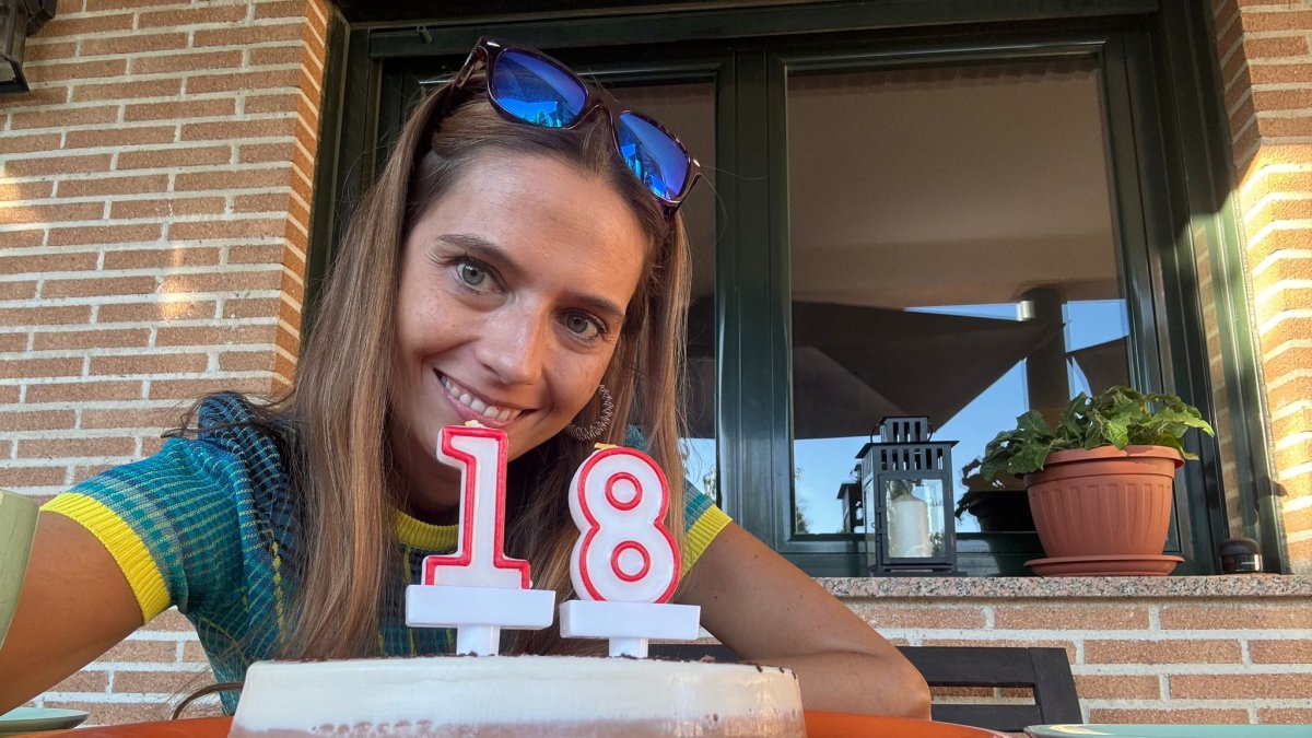 Jimena Bañuelos, con una tarta y velas, cuando cumplió 18 años por segunda vez.