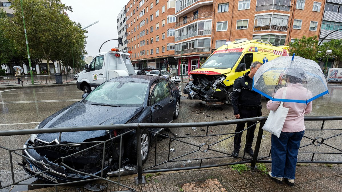 Imagen del accidente entre un turismo y una ambulancia.