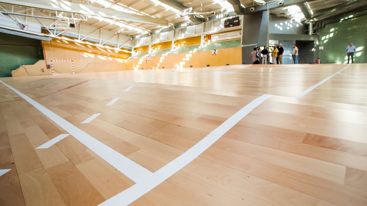 La tarima de la pista se combó por el agua de las tormentas.
