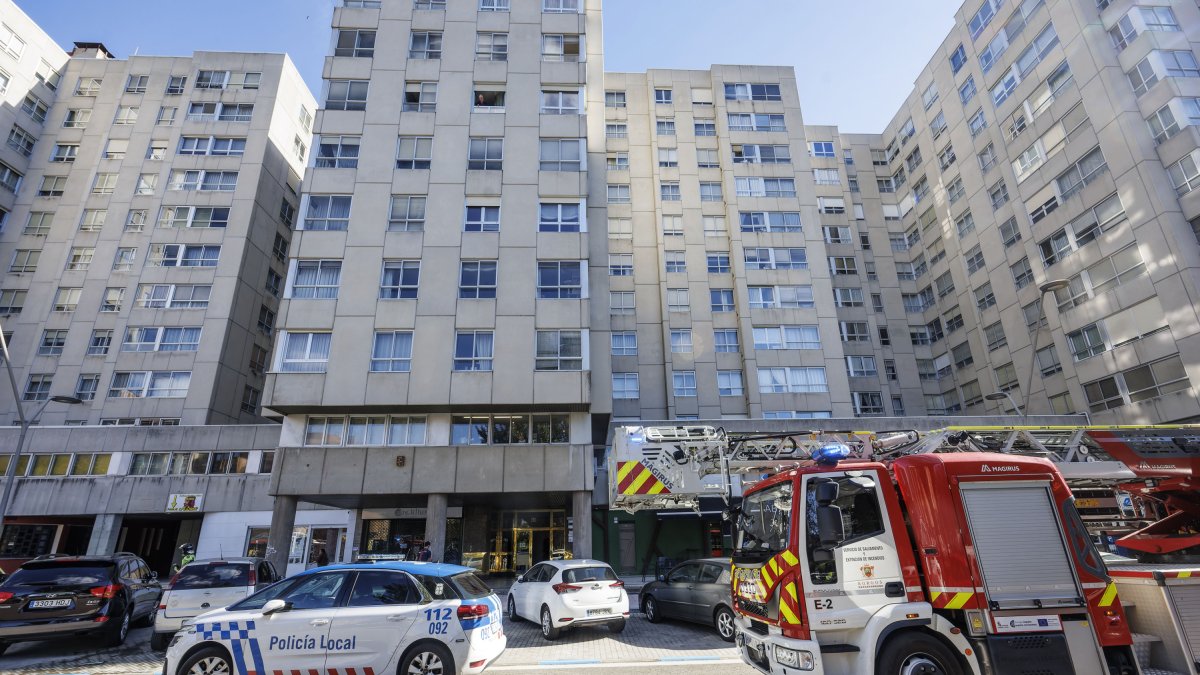 Actuación de los bomberos en el número 42 de la avenida Reyes Católicos.