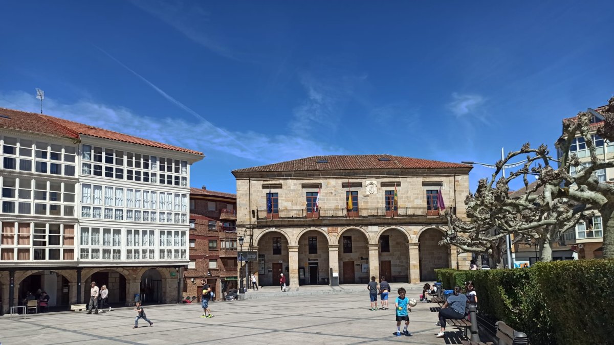 Imagen de la plaza de Espinosa de los Monteros, con el Ayuntamiento al fondo.