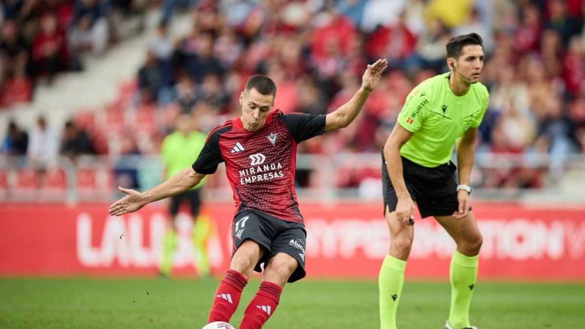 Imagen del partido entre el Mirandés y el Granada.