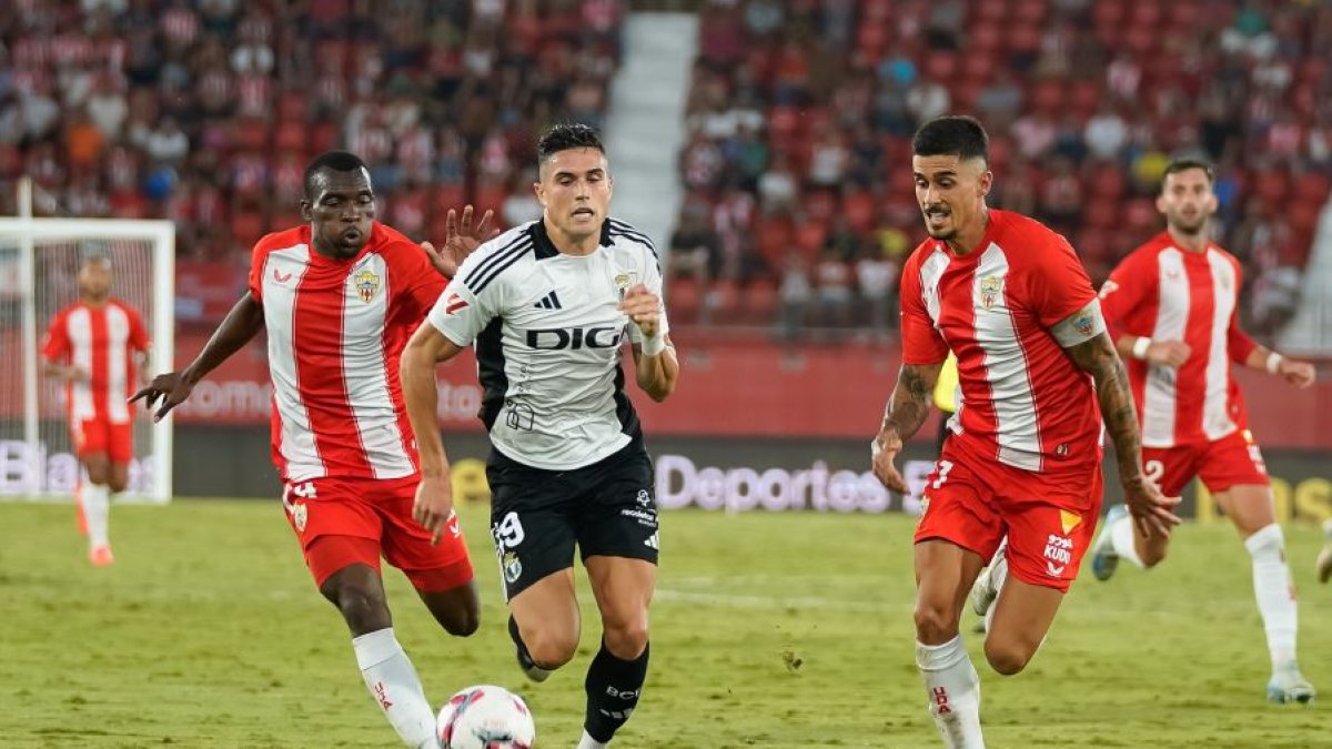 Imagen del partido entre el Almería y el Burgos CF.
