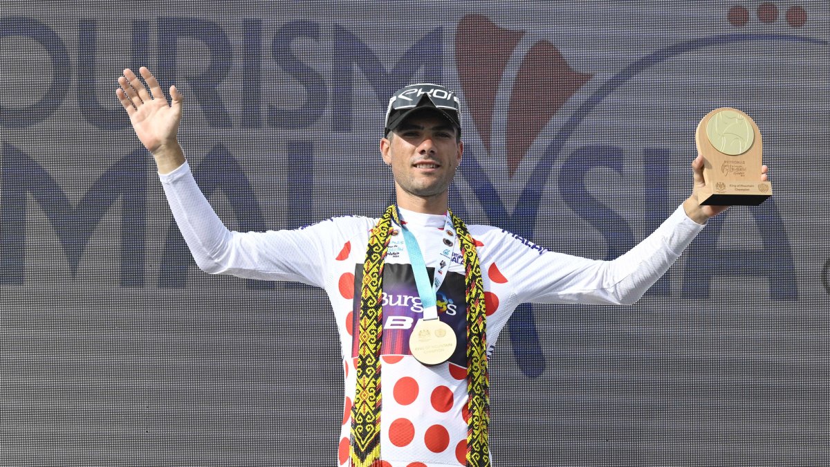 Mario Aparicio, en el podio final como ganador de la montaña.