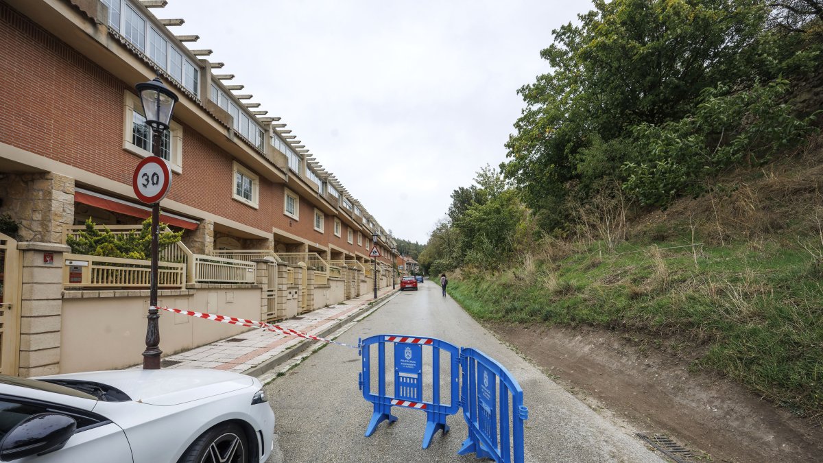La valla de la Policía Local sigue impidiendo el tránsito de vehículos por la calle Murallas desde agosto de 2022.
